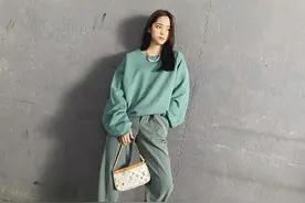 欧阳娜娜最新私服清爽舒心，豆绿休闲装配印花鞋，甜酷少女好会搭图片