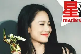 42岁周韵不愧是东方古典美人 黑色长裙韵味十足 不像两孩妈图片