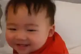 幸福爆棚！蔡少芬强行叫儿子起床索吻被拒，母子互动乐儿萌态百出图片