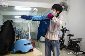 她曾是名牌大学生，为家庭放弃事业，52岁送外卖成跑腿女单王图片
