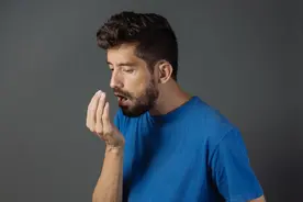 口臭的“根源”找到了，或是提醒疾病入侵！医生：需对症解决图片