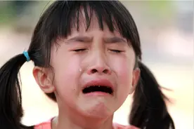 妈妈当着二宝的面让大宝滚，旁边婆婆插话：一碗水得端平图片