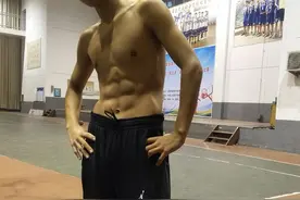 高中体育生秀腹肌图片