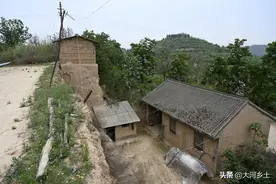 山村大妈蒸馍用一老物件，用泥烧成，以前家家都有，现在已很少见图片