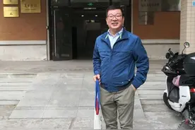 有人质疑院士领奖归来背布袋上课是作秀？真相在这图片
