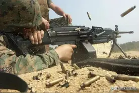 亚美尼亚战场恐怖一幕，大量士兵横尸野外：大群野猪啃食士兵遗骸图片