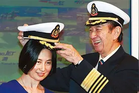 59岁何超琼现身派对，与男友人手牵手跳舞表现亲密，已相识超30年图片