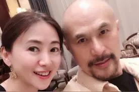 黄金配角徐锦江现身医院，太太殷祝平陪同，身形消瘦惹粉丝担忧图片