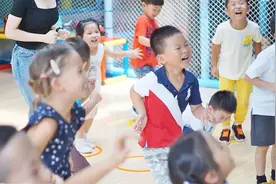 幼儿园男生收到同学礼物，亲妈出一身冷汗：太贵重，差点被我扔掉图片