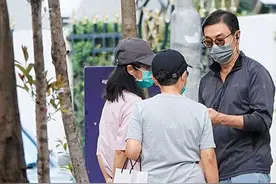 刘松仁获米雪带健康食品探望 疑中风仍需撑拐杖积极做保健操强身图片