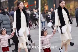 高颜值宝妈带女儿散逛，穿搭过于养眼，网友调侃：明星也就这样吧图片
