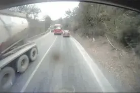 违规超车，致小客车被撞飞近50米远，行车记录仪拍下惊险瞬间图片