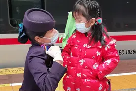 “爸爸没来，我要爸爸”五岁女孩在深圳一趟列车上找爸爸图片