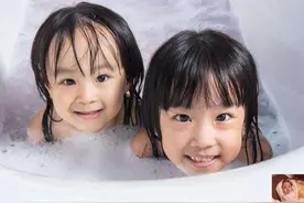 孩子洗澡时的表现，暗示长大后的性格，第二种表现将来容易成学霸图片