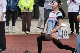 一外国语学院女生穿黑色裤袜跑步，脱颖而出第一名，网友：辣眼睛图片