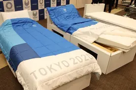 东京奥运会宿舍用纸造床，运动员怕压垮床打地铺，打了谁的脸？图片