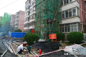 老房子装完电梯后，为何有些顶楼住户后悔了？因为出现三个新难题图片