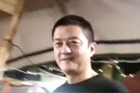 李亚鹏近照曝光，发量离奇增多肚腩平了不少，但为何那么显老？图片