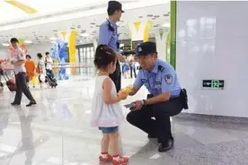 小女孩在商场走失，民警询问爸爸的名字，听到回答后却忍不住笑图片