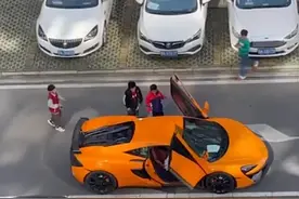 湖北一群男孩围豪车喊“好帅”，车主见状远程开门：我懂这种快乐图片