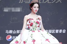 星光大赏红毯，王一博肖战合体，杨幂终于穿高定，热巴全场最佳图片