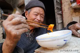 河南农村7旬大叔吃饭的大钵碗，网友说是“元青花”，看看啥样图片