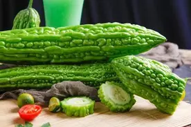 苦瓜炒肉，很多人没做对，难怪苦涩不好吃！大厨：这样做才对图片