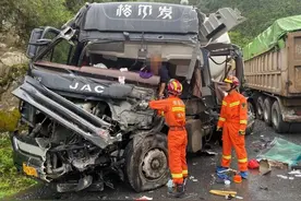 【消防紧急救援】雨天两辆大型货车迎面相撞！图片
