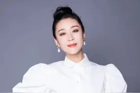 苗圃真是“人间尤物”！衬衫配包臀裙女人味十足，41岁颜值依旧高图片