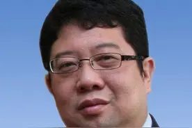 钟南山的儿子钟帷德，因为拥有爱马仕的金腰带引起了热议。图片