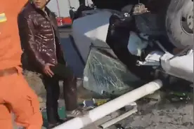 惨不忍睹！通辽一大货车把白色轿车“踩扁”，司机被困图片