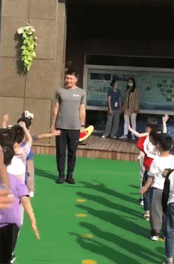 幼儿园“猛男老师”刷屏，女网友：我想上幼儿园图片