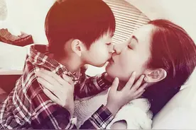 50岁李嘉欣和8岁儿子“共浴”，亲情越位后，爱将变对娃的伤害图片