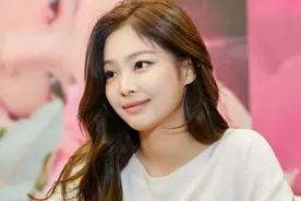 继护士服之后，jennie短裙被批太露，YG宠儿成众矢之的？图片