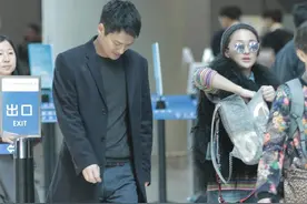 周迅牵手老公走机场，毛绒马甲搭双肩包穿得像小学生，素颜好稚嫩图片