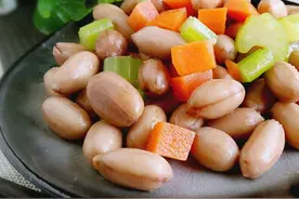 煮花生米时，关键是煮多久，记住这个时间，脆爽又入味，越嚼越香图片