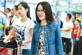 48岁杨钰莹不服老，碎花裙配牛仔外套很减龄，只是没逃过中年发福图片