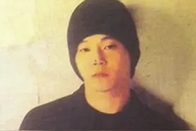 14年前，摇滚天才窦唯，点燃卓伟车后被捕，娶了拉横幅的女粉丝图片