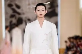 传统和时尚的碰撞之美，欣赏最新T台时装秀图片