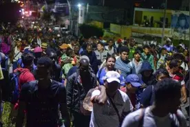 墨西哥拦下前往美国约两千人移民车队图片