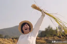 都在夸贾玲妈妈漂亮，看到贾玲爸爸年轻时的模样：好帅图片