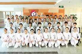 监控下的百米冲刺：孕妇突发胎盘早剥，医护人员为生命奔跑图片