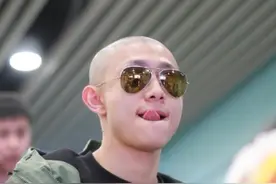 张一山可真是个“怪才”！一个大光头配绿衣，还真是很敢穿图片