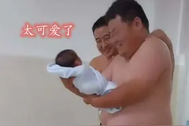 爸爸和舅舅抢着抱新生儿，护士看笑，网友：“猪八戒”在看人参果图片