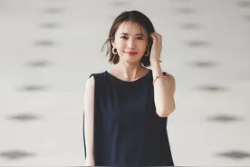 胳膊粗想穿无袖T恤怎么办？送你几招穿搭化解大法，遮肉显瘦无忧图片