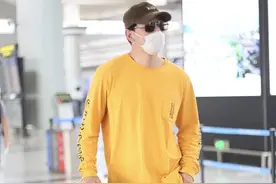 张亮穿明黄卫衣长腿瞩目高大帅气 自推行李机场“走秀”超有范儿图片