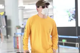 张亮穿明黄卫衣长腿瞩目高大帅气 自推行李机场“走秀”超有范儿图片