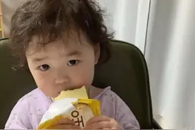 幽默笑话：拿刀是为了转移鸡的注意力图片