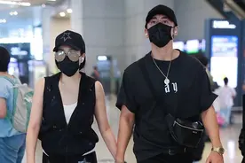 钟丽缇真大胆，外穿“打底裤”和老公秀恩爱，身材不输小12岁老公图片