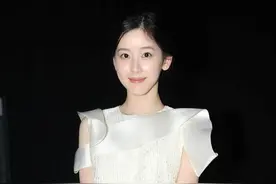 章泽天不愧是最年轻“阔太”，穿白色连衣裙配鱼嘴鞋，优雅又大方图片